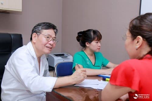 BS. Đoàn Hữu Nghị trực tiếp tư vấn tầm soát ung thư tại Bệnh viện Đa khoa Quốc tế Thu Cúc.