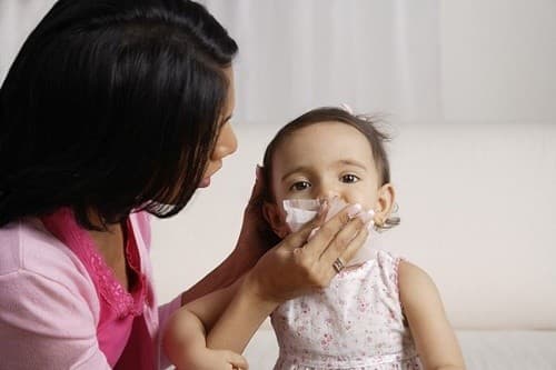 Khi mắc bệnh, trẻ thường có triệu chứng sốt, ho, sổ mũi, khó thở...ảnh hưởng tới sức khỏe