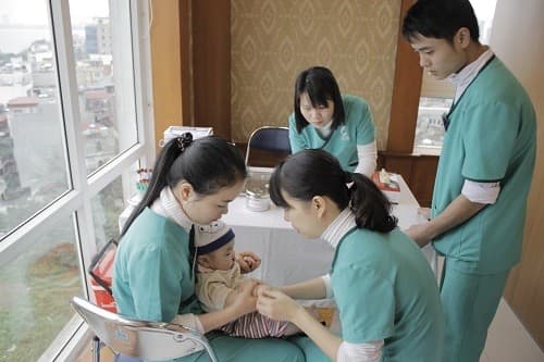 Cha mẹ cần đưa bé đi khám ngay khi mới có các triệu chứng của bệnh viêm phế quản