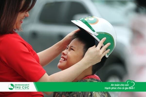 Đội mũ bảo hiểm cho con trên mọi chặng đường là việc làm mà các bậc cha mẹ nên lưu ý