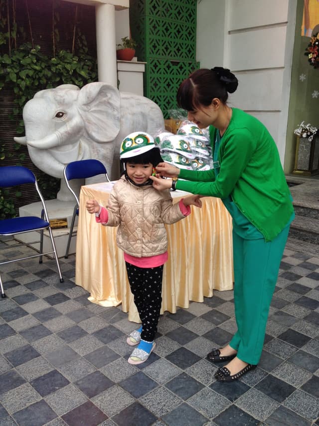 Từ ngày 14/12 bắt đầu phát mũ bảo hiểm cho học sinh tiểu học