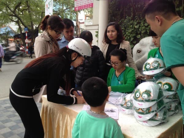 Từ ngày 14/12/2016, tại điểm Bệnh viện Đa khoa Quốc tế Thu Cúc, 286 Thụy Khuê tổ chức phát mũ bảo hiểm đạt chuẩn cho các em học sinh tiểu học