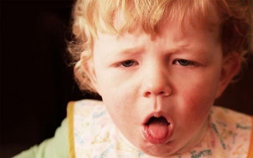 Bệnh có thể gặp ở cả người lớn và trẻ em với các biểu hiện như thở nhanh, tím tái...