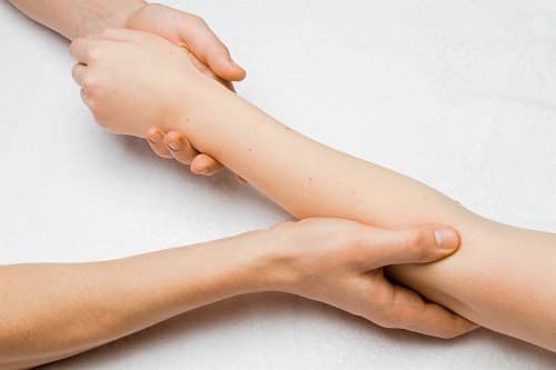 dau-hieu-cuc-mau-dong-o-tay