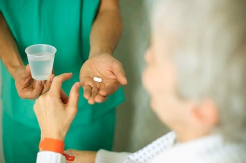 Người bệnh có thể dùng thuốc kháng sinh hoặc thuốc ho (tùy vào nguyên nhân và tình trạng bệnh cụ thể)