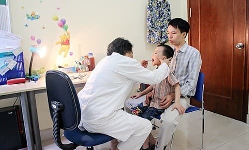 Cha mẹ cần đưa trẻ tới các cơ sở y tế, bệnh viện để được bác sĩ thăm khám, chẩn đoán và điều trị sớm bệnh