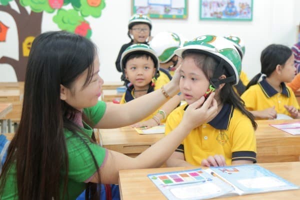 Ngày 14/12: Bệnh viện Thu Cúc tặng mũ bảo hiểm