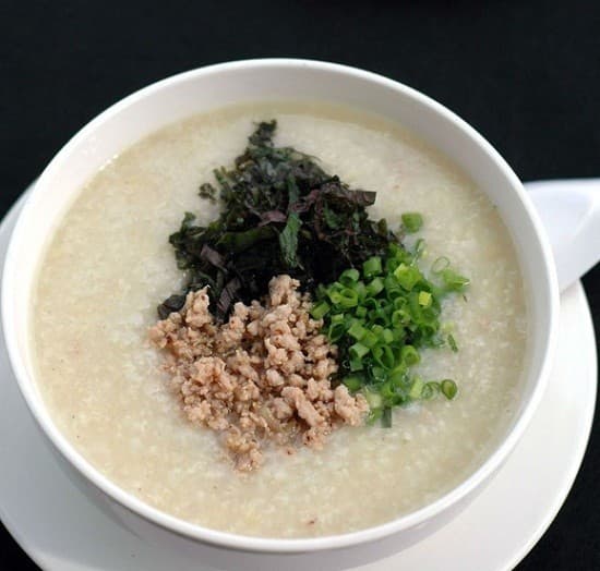 Cách dùng: Chuẩn bị một chén gạo tẻ, một bó rau tía tô, hành lá băm nhuyễn, gia vị đủ dùng. Gạo vo sạch, tía tô nhặt lá, rửa sạch, băm nhuyễn, để ráo. Cho gạo vào nồi nấu thành cháo, khi cháo vừa chín tới, cho tía tô và hành lá vào đảo sơ vài lần rồi tắt bếp, dùng nóng. Mỗi ngày ăn khoảng 2-3 bát. Dùng liên tục trong 5-7 ngày không chỉ trị được chứng sổ mũi mà còn giúp giải cảm, trừ phong hàn.