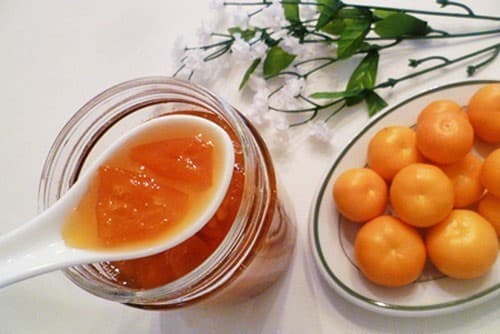 Cách dùng: 300ml mật ong nguyên chất, 5 trái quất tươi, có thể thay thế bằng chanh. Quất rửa sạch cho vào tô rồi rưới mật ong lên. Đem tô này đặt vào nồi cơm điện hấp cách thủy 2 tiếng đến khi chín. Mỗi ngày dùng 2 lần, mỗi lần dùng 2 thìa cafe nhỏ khoảng 10ml vào buổi sáng và tối. Uống liên tục 5-7 ngày sẽ hết sổ mũi.