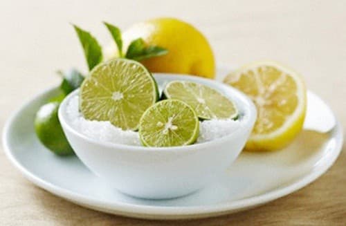 Chanh là vị thuốc chữa viêm họng được nhiều người sử dụng vì tính tiện dụng, an toàn và khá hiệu quả. Sử dụng chanh tươi, thái lát ngậm cùng với một vài hạt muối sẽ giúp bạn cải thiện tình trạng đau rát cổ họng.