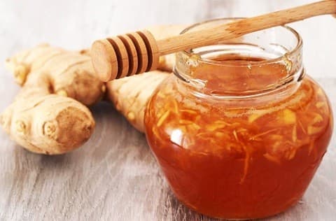 Giã dập gừng, sau đó lấy một thìa mật ong trộn với gừng và ngậm. Sau đó hãy từ từ nuốt chúng, họng của bạn chắc chắn sẽ dịu đi.