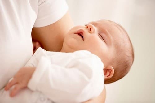 Trẻ thở khò khè do nhiều nguyên nhân gây ra, trong đó có mắc bệnh hen suyễn