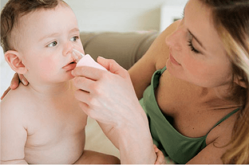 Cha mẹ cần có chế độ chăm sóc trẻ phù hợp tại nhà để cải thiện sớm bệnh viêm phổi ở trẻ