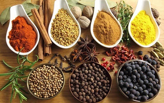 Ớt, hạt tiêu,… là nguyên nhân gây kích thích niêm mạc phế quản dẫn tới tình trạng ho không dứt. Vì vậy, người bị viêm phế quản tuyệt đối không nên sử dụng gia vị này trong bữa ăn hàng ngày.