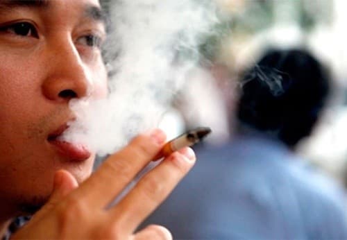 Hút thuốc hoặc tiếp xúc với khói thuốc là nguyên nhân gây bệnh phổi tắc nghẽn mạn tính