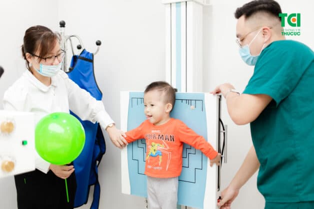 Cho trẻ chụp X-quang ngực thẳng để chẩn đoán viêm phổi