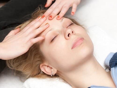 Xoa bóp gia đầu và hai bên thái dương thực sự có thể giảm bớt sự đau đớn cho người bệnh đau nửa đầu