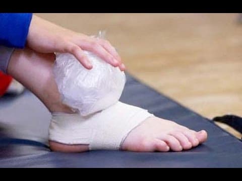 Phải làm gì khi bị bong gân, trật khớp để TRÁNH Hậu Quả Nghiêm Trọng