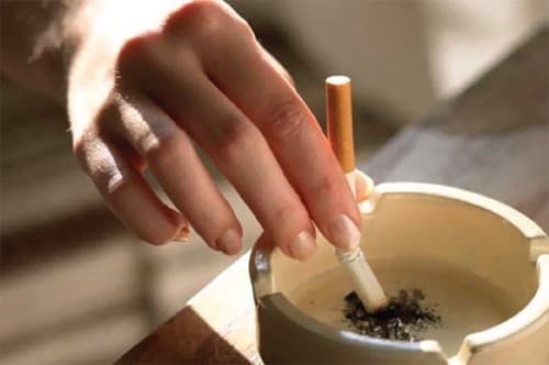 Những người hút thuốc lá trong thời gian dài có thể gây viêm màng nhầy và tăng sản xuất đờm trong mũi và cổ họng