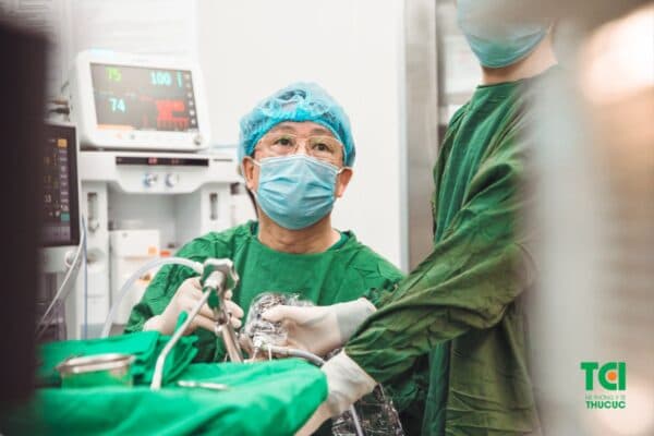 Điều trị viêm xoang bằng thuốc hoặc phẫu thuật khi có chỉ định của bác sĩ