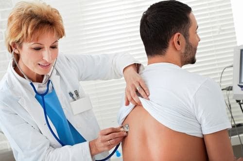 Bạn nên đến cơ sở chuyên khoa để được thăm khám và điều trị khi viêm ho kéo dài