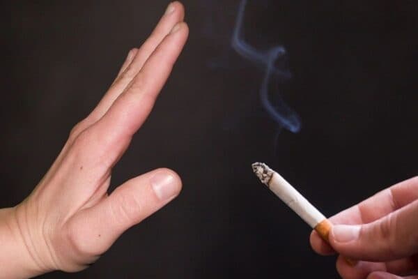 Hút thuốc, uống rượu bia là một trong những việc cần tránh khi bị polyp mũi