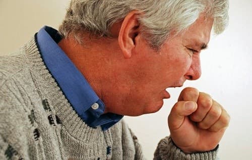 Người giãn phế quản thường có hiểu hiện ho khạc đờm, ho ra máu và nhiều biểu hiện khác