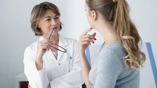 Bác sĩ tư vấn cho người bệnh trước khi thực hiện dịch vụ