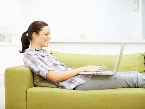 Lười vận động, ngồi sai tư thế là nguyên nhân khiến người trẻ dễ bị đau lưng