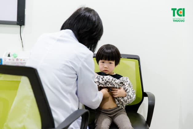 Thăm khám với chuyên gia là cách chăm sóc trẻ bị viêm đường hô hấp trên đúng đắn