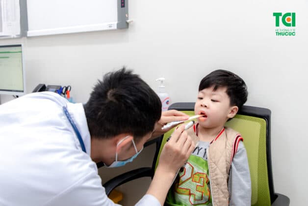Khi dấu hiệu viêm thanh quản xuất hiện, cho trẻ thăm khám và điều trị với chuyên gia