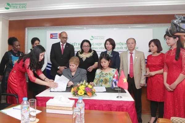 Bà Vũ Thị Thanh Giang – đại diện Bệnh viện Đa khoa Quốc tế Thu Cúc ký kết hợp đồng hợp tác chuyên môn với Bộ Y tế Cuba.