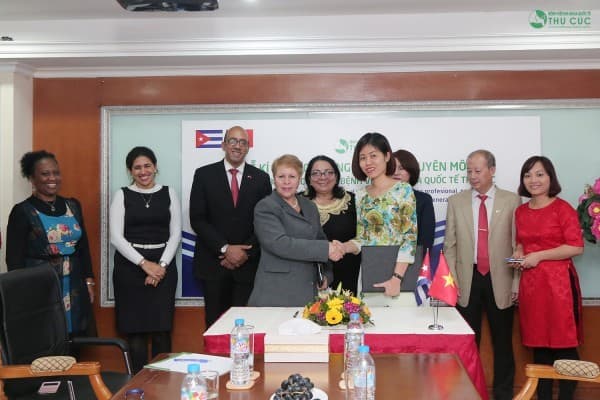 Đại diện Bộ Y tế Cuba chụp ảnh lưu niệm cùng lãnh đạo Bệnh viện Đa khoa Quốc tế Thu Cúc.