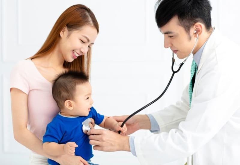 Khi thấy có dấu hiệu của các bệnh đường tiêu hóa ở trẻ em, cha mẹ cần đưa trẻ đến các chuyên khoa Nhi để thăm khám