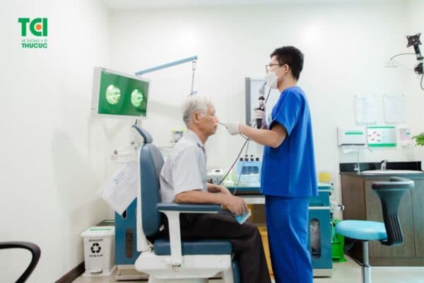 Người bệnh mắc viêm xoang nên chủ động đi khám để được bác sĩ điều trị đúng cách