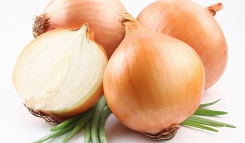 Thực tế, không ít người cảm thấy khó chịu với  mùi hương khá nồng của hành tây. Tuy nhiên hành tây có thể đẩy lùi chứng ngạt mũi nhanh chóng mà không gây ra bất kỳ tác dụng phụ nào. Bạn chỉ cần cắt nhỏ hành, cho vào khăn mỏng, dùng để ngửi nhiều lần trong ngày cho tới khi hết ngạt mũi.