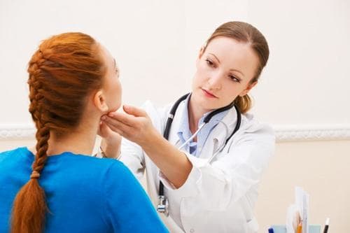 Bạn nên đến cơ sở chuyên khoa để được thăm khám và điều trị khi bị đờm tại cổ họng kéo dài