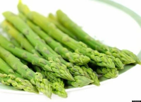 Măng tây chứa lượng đường và chất béo thấp, hàm luợng chất xơ cao,  rất có công hiệu trong việc điều trị chứng táo bón.