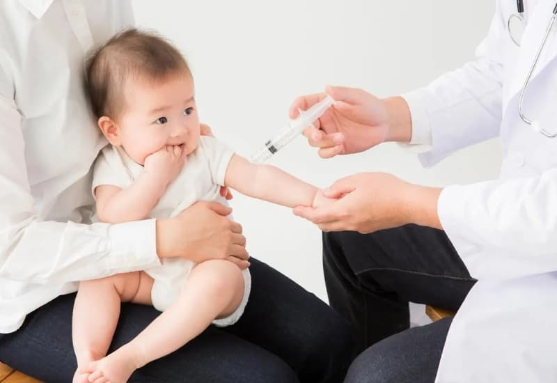 Tiêm phòng và khám định kì đầy đủ cho trẻ là một cách phòng bệnh đường tiêu hóa cho trẻ vào mùa đông rất hiệu quả.