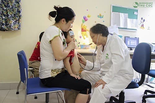 Đưa trẻ đến thăm khám ngay khi trẻ có biểu hiện viêm phổi