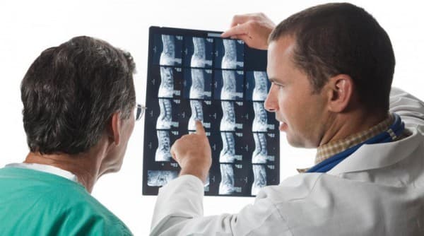 Bạn nên đến cơ sở chuyên khoa để thăm khám khi thoái hóa đĩa đệm