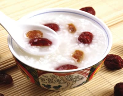 Người bị bệnh dạ dày nên ăn những thức ăn mềm và dễ tiêu hóa. Những món ăn chính như cháo, mỳ sợi nhỏ, cơm nhão… là các món người bệnh cần đưa vào thực đơn hàng ngày. Trong đó ăn những thức ăn làm bằng bột mỳ là tốt nhất. Vì những thức ăn này mềm, dễ tiêu hóa, lại có chất kiềm, có tác dụng làm bão hòa axít trong dạ dày.