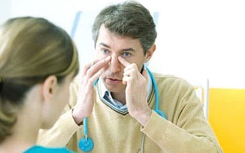 Bạn nên đến cơ sở chuyên khoa để được tư vấn và điều trị viêm xoang