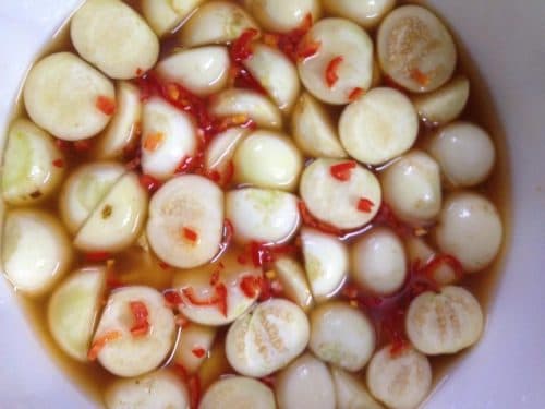 Dưa, cà muối là những thực phẩm chứa nhiều axit và muối, không tốt cho dạ dày