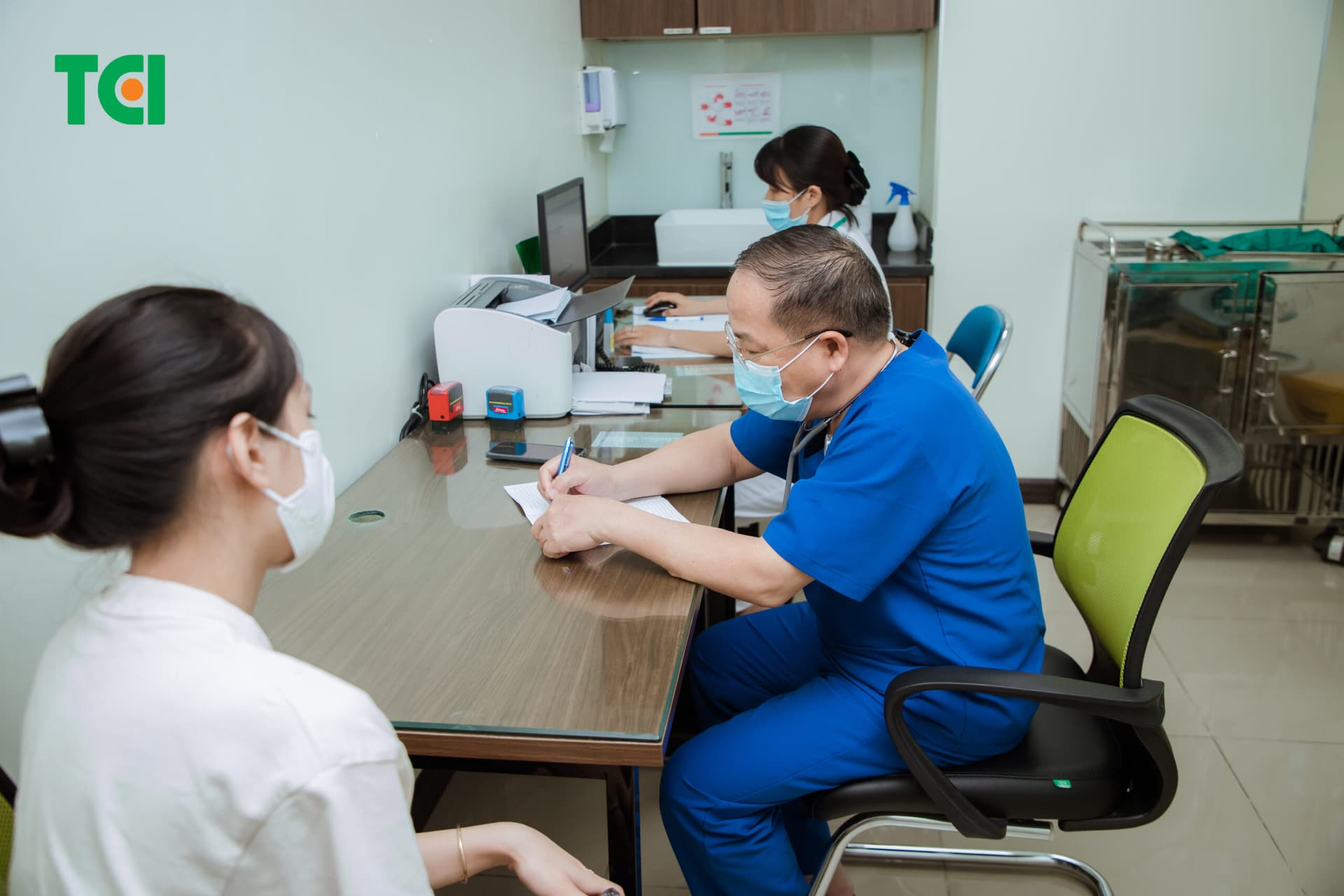 Đi khám tại cơ sở y tế uy tín khi có dấu hiệu bất thường để xử trí đúng đắn