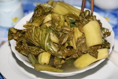 Người bệnh bị bị trào ngược dạ dày, thực quản thường bị đau ngực, khó nuốt, ho, thở khò khè, trào ngược khi ăn các thức ăn chua. Do đó cần kiêng các đồ ăn chua như đồ muối, hoa quả quá chua. Tránh các loại thực phẩm béo, bạc hà, ớt, thịt xông khói, thịt chiên, xúc xích, khoai tây chiên, bánh ngọt, bơ, đậu phộng. Nên chia làm nhiều bữa nhỏ trong ngày và ăn một cách từ tốn, thoải mái. 