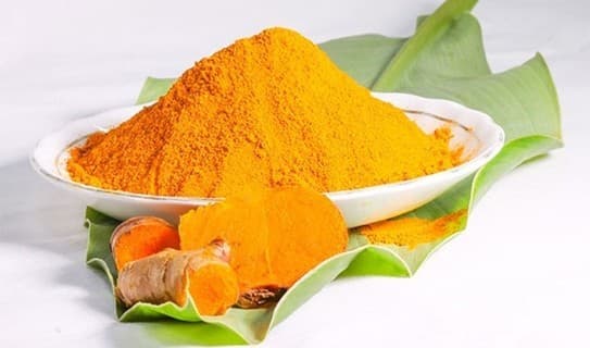 Bạn cần chuẩn bị nửa thìa bột nghệ cho vào nửa cốc nước nóng, sau đó cho thêm một ít nước muối sạch và khuấy đều lên và uống ngày 1 lần, uống trong 3 ngày.