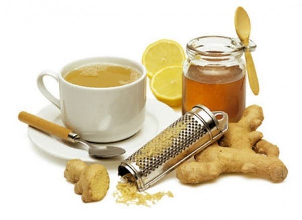 Lấy 1 thìa nước gừng, 1 thìa mật ong trộn với nhau. Bạn có thể ăn hỗn hợp nước gừng và mật ong sau đó uống một cốc sữa nóng để giảm ho và các vấn đề về họng.