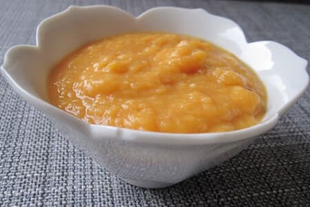 Món cháo này không chỉ thơm ngon mà sẽ còn giúp cho hệ tiêu hóa trong đó có dạ dày hoạt động hiệu quả. Nguyên liệu cho món cháo gồm khoảng 100g hạt sen, 50g củ mài và đường phèn đủ dùng. Cần giã dập quả hồng xiêm non, cho vào nồi đun kỹ, chắt lấy nước rồi bỏ bã. Hạt sen và củ mài nên chọn loại đã sấy khô, đem tán thành bột. Cho bột đó vào nước hồng xiêm non, đun nhỏ lửa, khuấy đều. Cuối cùng, thả một chút đường phèn. Món ăn chữa bệnh đau dạ dày ngon lành này nên ăn lúc còn nóng và khi người bệnh đang đói.