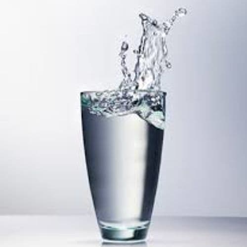 Mỗi ngày, bà bầu cần đảm bảo uống được 2,5 lít đến 3 lít nước, chia nhỏ để uống. Tốt nhất, chị em nên uống lúc sáng sớm khi chưa ăn gì. Có thể thay thế nước lọc bằng nước khoáng có chứa kali và magie để bổ sung các chất cần thiết cho cơ thể. Cũng có thể uống nước sinh tố trái cây có thêm các khoáng chất cần thiết.